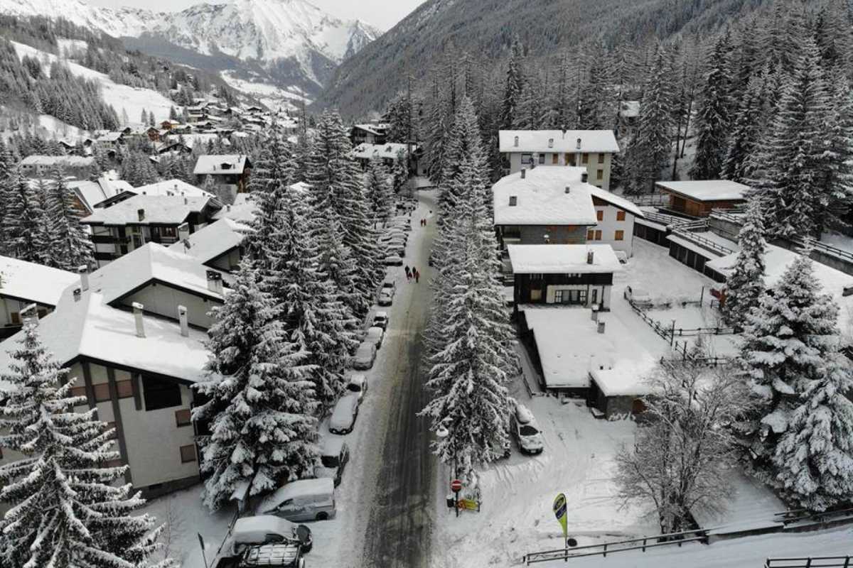 Come liberare vialetti e scale dalla neve in pochi minuti con lo spazzaneve cordless