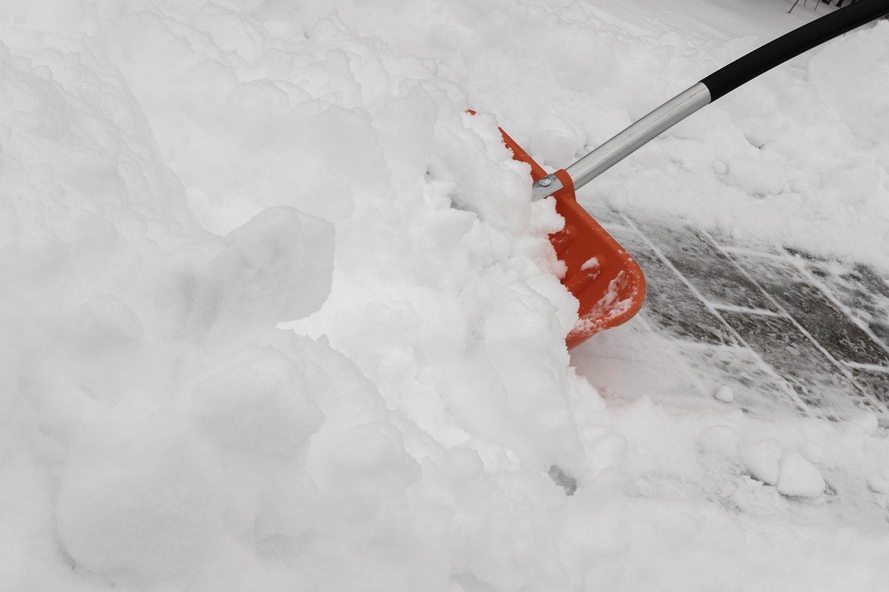 Stop al mal di schiena: come gestire la neve senza fatica con il giusto attrezzo